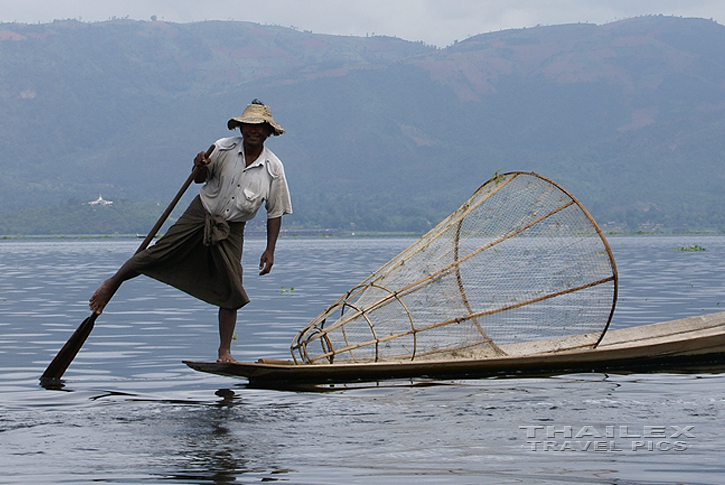 Leg Rowing, Inle Lake (Myanmar)